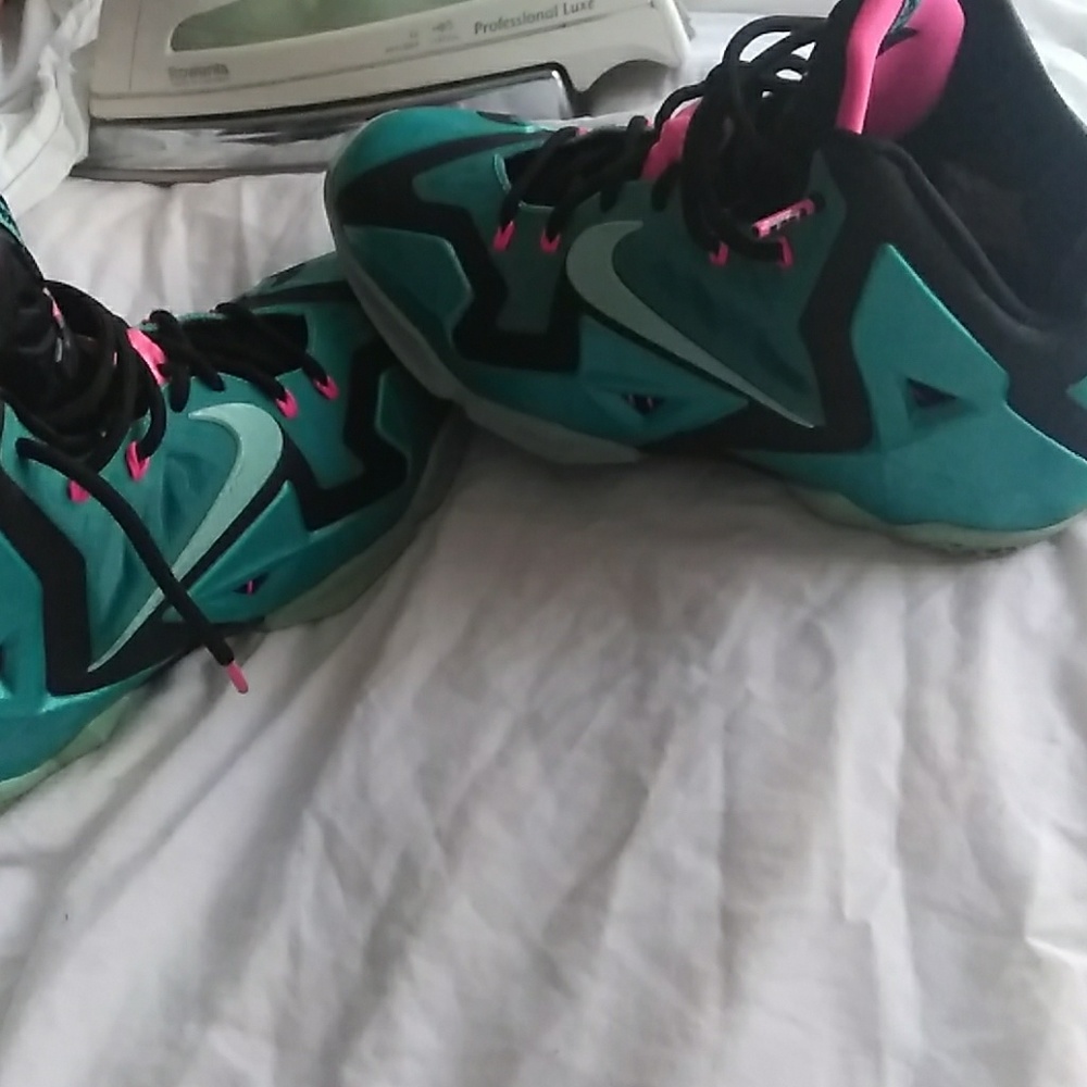 (Size9 LeBron's#11) ( man sz 9= womens sz 11